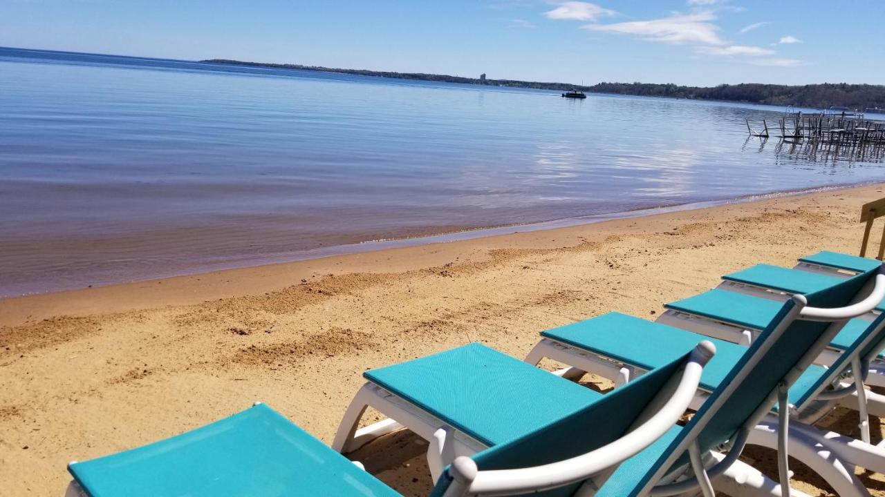 Brio Beach Inn Traverse City Exterior foto